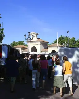 Cartel de Mercadillo de los martes («Los Invasores») en Ejidos de la Feria