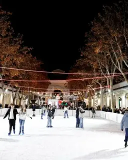Cartel de Mercado Navideño con pista de hielo, tren, Scalextric y casetas en Recinto Ferial de Albacete (La Sartén)