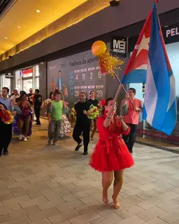 Cartel de Exposición «Cuba, más que un destino: un mosaico de identidades» en Centro Comercial Imaginalia, pasillo central